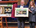 La Lotería Nacional rinde homenaje a Juan Gabriel con un billete coleccionable por su décimo aniversario luctuoso. X/@lotenal