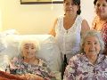 Soledad Mexia fue la mujer mexicana de mayor edad. Nació en 1899 y murió en 2013 a los 114 años. En la foto posa con hija y sus nietas. EFE/Archivo