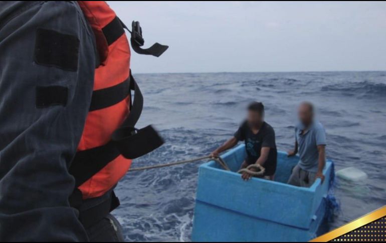 De acuerdo con lo relatado por los pescadores, en la madrugada del sábado, una fuerte ola los sorprendió y la embarcación se fue a pique. X / @SEMAR_mx