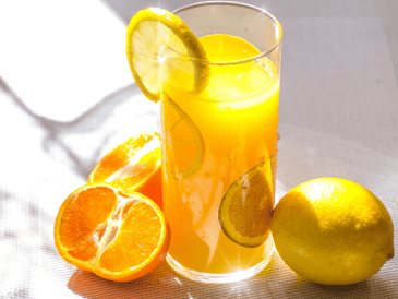 Conoce los efectos de este hábito matutino en tu cuerpo, desde la absorción de vitaminas hasta los picos de glucosa. ESPECIAL/Canva