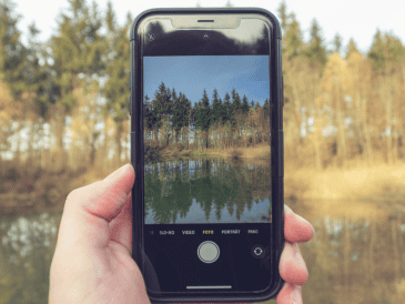 Las nuevas tecnologías de los celulares permiten el reconocimiento automático de sujetos, la optimización de escenas en tiempo real y mejoras significativas en condiciones de poca luz, facilitando que cualquier persona obtenga resultados impresionantes sin tener conocimientos técnicos avanzados. CANVA