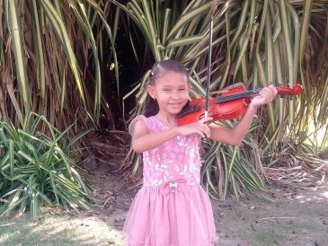 Romina Rivera Cruz, destacada violinista de 9 años, falleció en Venezuela tras complicaciones por fibrosis quística. Su madre denunció negligencia médica durante su hospitalización. INSTAGRAM/romirivera1616