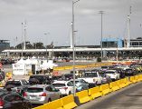 Fotografía que muestra vehículos cruzando hacia Estados Unidos este jueves, en la Garita Internacional San Ysidro, en Tijuana, Baja California. EFE/J. Terríquez