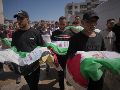 Dolientes cargan los cuerpos, cubiertos con banderas, de palestinos muertos en ataques israelíes durante la guerra contra Hamás, cuyos restos fueron recuperados recientemente de entre los escombros, en Ciudad de Gaza, el jueves 20 de agosto de 2026. Foto AP/J. Alshrafi