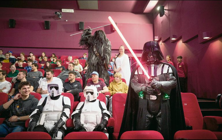 La Academia de Hollywood busca que la gente vuelva a disfrutar de las salas de cine, como ocurrió en esta función con fans de “Star Wars”. AFP