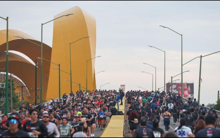 Más de 10 mil corredores participaron en el 10K Internacional COMUDE Guadalajara y Bomberos, que celebró el deporte y reconoció la labor de los cuerpos de emergencia. CORTESÍA/COMUDE.