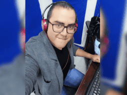 El comunicador es originario de San Jerónimo Tecóatl, Oaxaca, y trabaja como locutor en la estación Evolución 98.5 FM. ESPECIAL