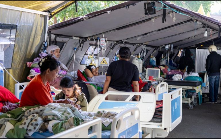 Pacientes reciben tratamiento en una carpa improvisada a las afueras del Hospital de Ruteng tras el terremoto de magnitud 7,7 que sacudió la isla de Flores. EFE/M. NAGI