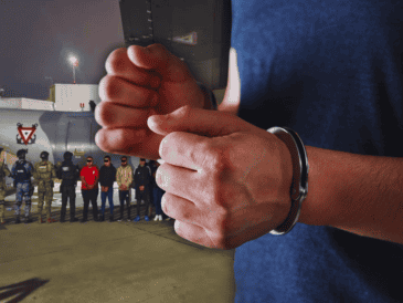 A pesar de que Barrientos Dominguez dejó el cargo de Comisario en abril pasado, al momento de su detención portaba ropa táctica de color negro y una insignia de la corporación municipal. X / @OHarfuch / ESPECIAL / CANVA