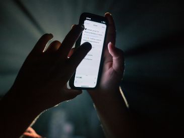 El uso del celular antes de dormir inhibe la producción de melatonina debido a la luz azul. Conoce los efectos en tu cerebro y los mejores consejos para mejorar tu higiene del sueño hoy mismo. Unsplash