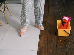 Trapear con vinagre blanco es una tendencia al alza. Gracias a su ácido acético, elimina la mugre, neutraliza olores y aleja insectos. ESPECIAL/PEXELS