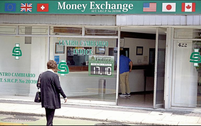 El peso mexicano registró una ligera depreciación frente al dólar al cierre de la sesión bursátil. AFP