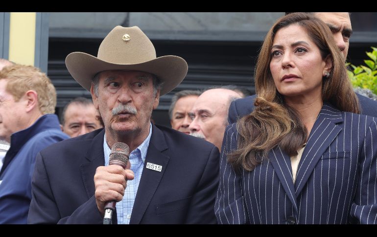 El expresidente de México Vicente Fox (i) habla junto a Verónica Ruffo, hija del exgobernador de Baja California Ernesto 