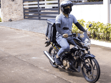 La evolución de los lubricantes para motocicletas ha llevado a las marcas a desarrollar fórmulas cada vez más sofisticadas para combatir el desgaste urbano. CANVA