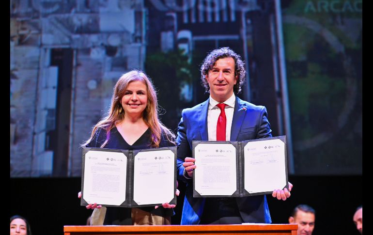 La rectora general de la Universidad de Guadalajara (UdeG), Karla Planter, y el director del Hub de Ciudades, Patricio Ovalle Wood, firmaron una carta de acuerdo. ESPECIAL/UdeG