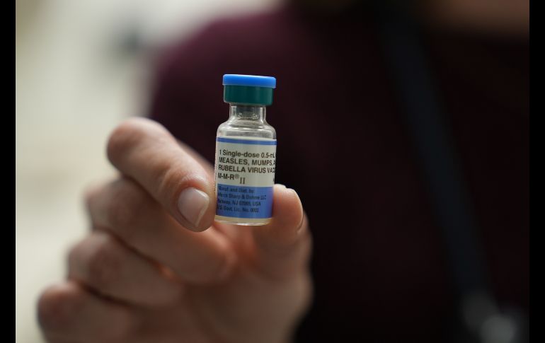 La doctora Jessica Early sostiene un frasco de la vacuna combinada contra el sarampión, las paperas y la rubéola en Prisma Health Pediatrics en Greer, Carolina del Sur. AP/ARCHIVO