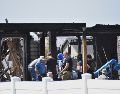 Investigadores trabajan en el sitio donde una familia fue asesinada y la casa incendiada, en Billings, Montana. AP/M. Brown