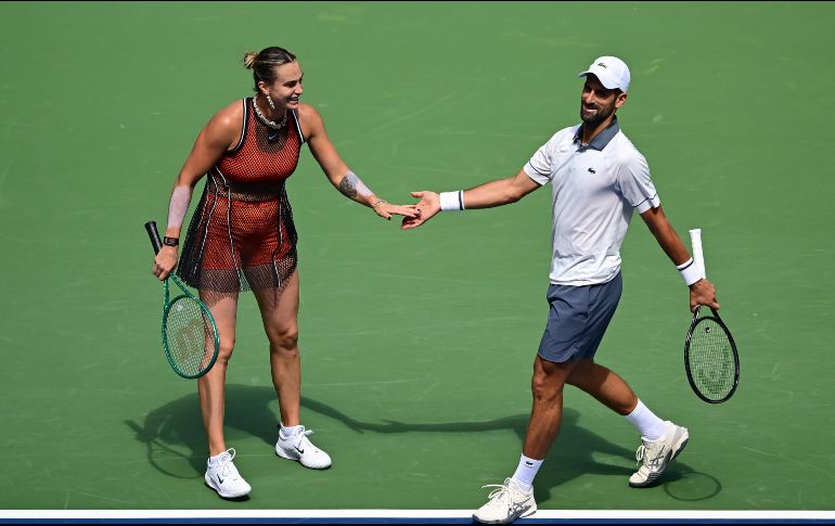 Aryna Sabalenka y Novak Djokovic. El estreno dejó una primera manga favorable, pero la reacción de sus adversarios terminó por inclinar el duelo y cerrar su aventura en la modalidad. EFE/M. Lawrence