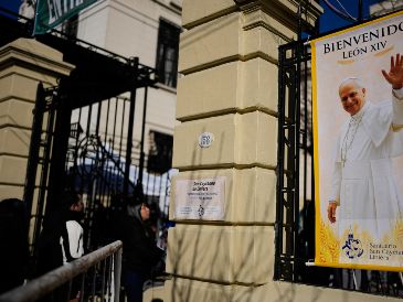 Una pancarta del papa León XIV cuelga en el exterior de la iglesia de San Cayetano. AP/Natacha Pisarenko