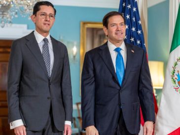 Marco Rubio y Roberto Velasco posan ante los medios luego de su reunión a puerta cerrada en Washington. EFE/S. Thew