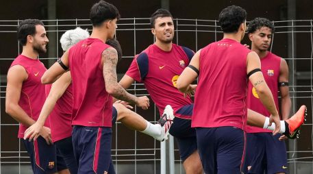 Rodri (c), durante el entrenamiento del Barcelona antes del partido de LaLiga contra el Athletic Club. EFE/F. Fontcuberta.