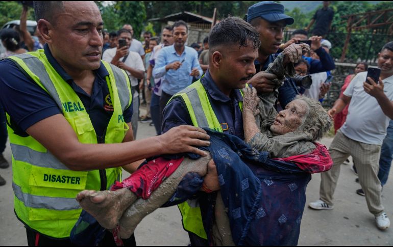Según la última actualización de la Autoridad Nacional de Desastres de Nepal (NDRRMA), al menos 910 personas están 