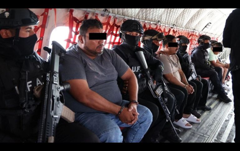 Además de los arrestos, se aseguró un arsenal compuesto por cuatro armas largas, dos armas cortas y municiones de diversos calibres. ESPECIAL/Fiscalía de Oaxaca