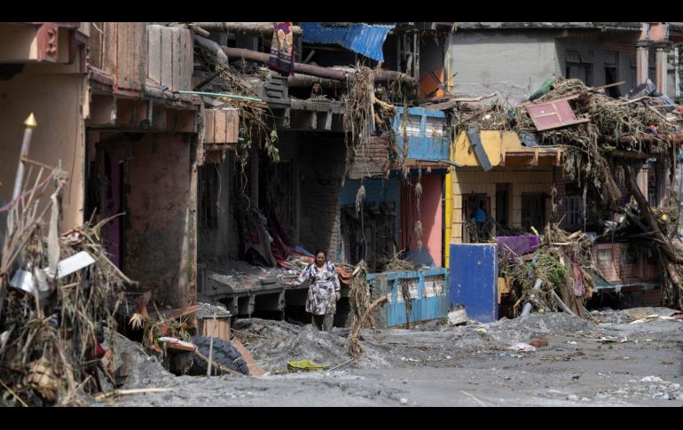Videos del desastre mostraron cómo la gente corría antes de ser tragados por la crecida que destruyó puentes y edificios. EFE/N. SHRESTHA