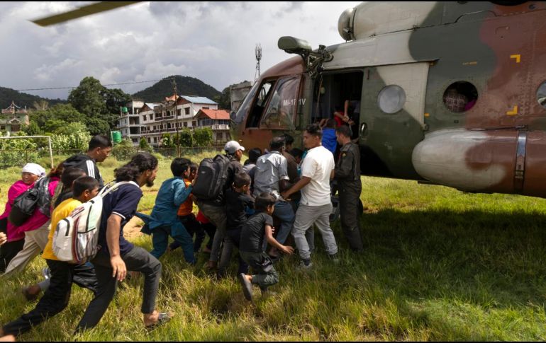 La agencia de gestión de desastres nepalí reportó que tres mil 253 personas han sido evacuadas por aire en helicóptero desde la zona de la catástrofe. EFE / N. SHRESTHA