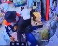 En la grabación se ve a los dos hombres montados a caballo con los rostros cubiertos y uno de ellos con un arma automática dentro del minisúper. CAPTURA DE VIDEO
