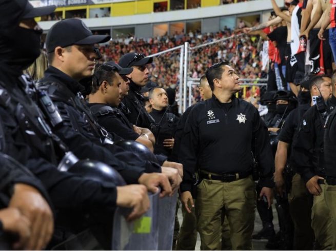 Los policías estarán distribuidos tanto al interior del inmueble como en sus inmediaciones para atender posibles incidentes antes, durante y después del encuentro. ESPECIAL