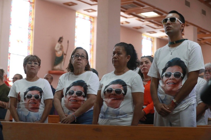 Seguidores de Juan Gabriel se reunieron en Ciudad Juárez para recordarlo a diez años de su fallecimiento. EFE / L. TORRES&nbsp;