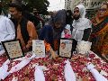 Activistas de derechos humanos celebran una vigilia con velas para honrar a los recién nacidos fallecidos en el incendio de un hospital en Karachi. EFE/S. Akber