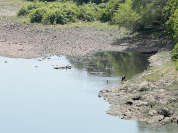 Un tramo del Río Lempa durante la sequía provocada por el fenómeno de El Niño en San Idelfonso, El Salvador, otro de los países afectados. EFE/R. Sura