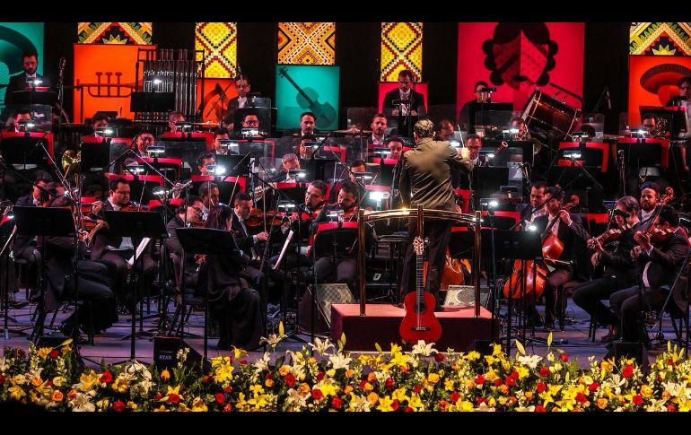 En el escenario, los arreglos florales rodeaban el borde, mientras al fondo se distinguían elementos con motivos de arte wixárika. EL INFORMADOR/A. Navarro