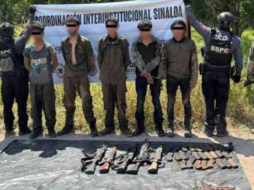 Entre lo asegurado están 11 vehículos, 33 armas de fuego largas, seis artefactos explosivos, una granada, cartuchos y cargadores. X/GabSeguridadMX