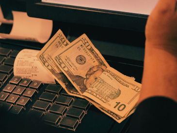 El precio del dólar vuelve a posicionarse por encima de los 17 pesos por unidad; revisa su costo en las diferentes sucursales bancarias de México. EFE / ARCHIVO