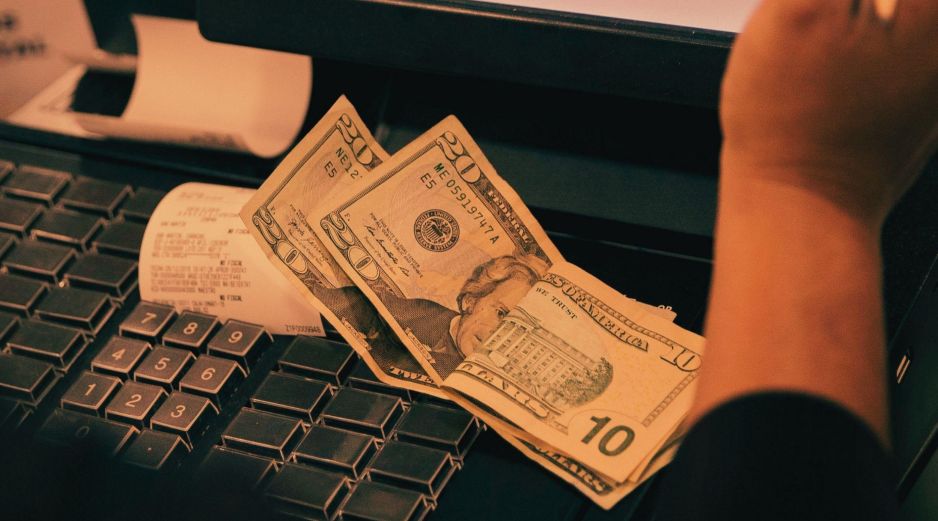El peso mexicano, al igual que otras monedas de América Latina, siguen ganando terreno frente al dólar; revisa su costo en las diferentes sucursales bancarias de México. EFE / ARCHIVO