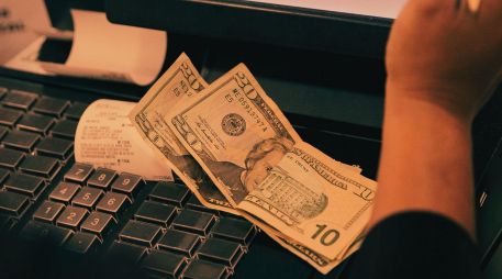 El precio del dólar vuelve a posicionarse por encima de los 17 pesos por unidad; revisa su costo en las diferentes sucursales bancarias de México. EFE / ARCHIVO