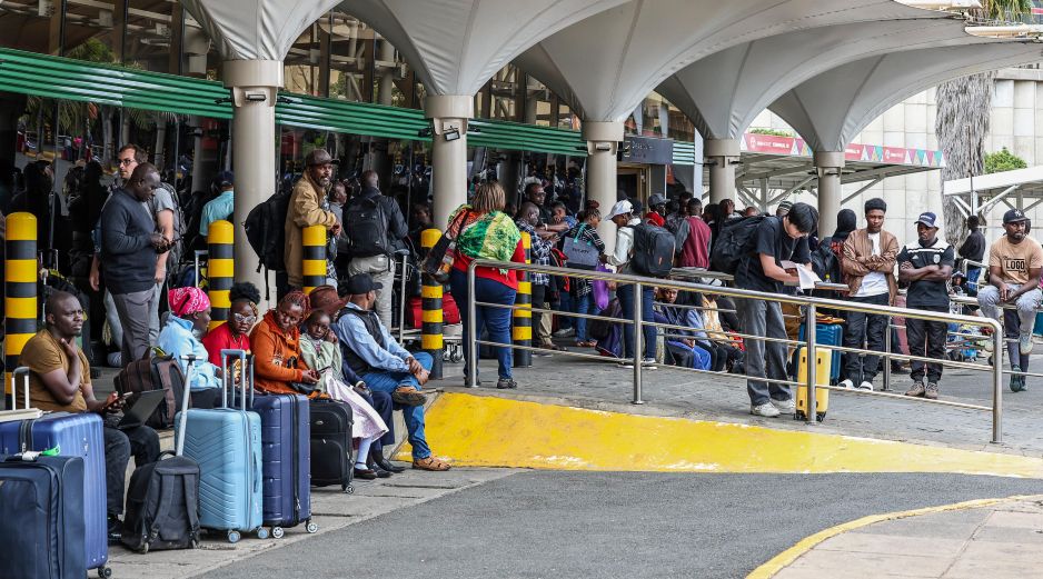 Pasajeros varados esperan afuera del Aeropuerto Internacional Jomo Kenyatta (JKIA) después de que las operaciones quedaran paralizadas por segundo día consecutivo debido a la huelga del Sindicato de Trabajadores de la Aviación de Kenia (KAWU). EFE/D. IRUNGU