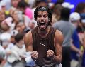 El próximo rival de Alcaraz será el portugués Jaime Faría, que se impuso por 6-3, 7-6(4), 4-6, 1-6 y 6-2 al estadounidense Jenson Brooksby. EFE / S. Schaefer