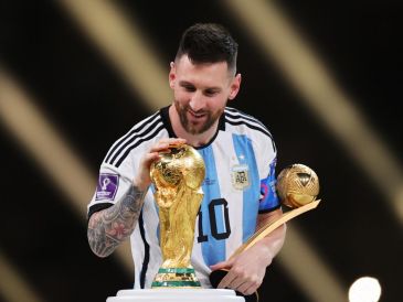 El capitán levantó finalmente la Copa del Mundo. La imagen de Messi con el trofeo en las manos en el estadio Lusail cerró la discusión que durante años había acompañado su carrera. EFE