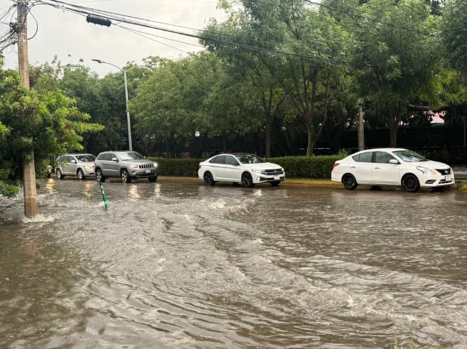 Una de las vialidades afectadas es avenida México, donde se aprecian inundaciones y encharcamientos. ESPECIAL