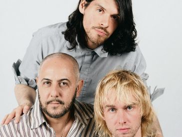 Gabriel Gutiérrez Morales, director de la cinta, junto a los actores protagonistas Humberto Busto y Petr Filimonov. CORTESÍA
