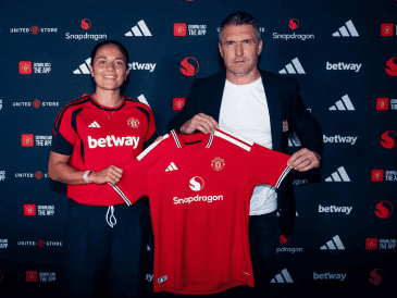 Rebeca Bernal sostiene la playera que defenderá hasta 2029. ESPECIAL / Manchester United