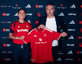 Rebeca Bernal sostiene la playera que defenderá hasta 2029. ESPECIAL / Manchester United