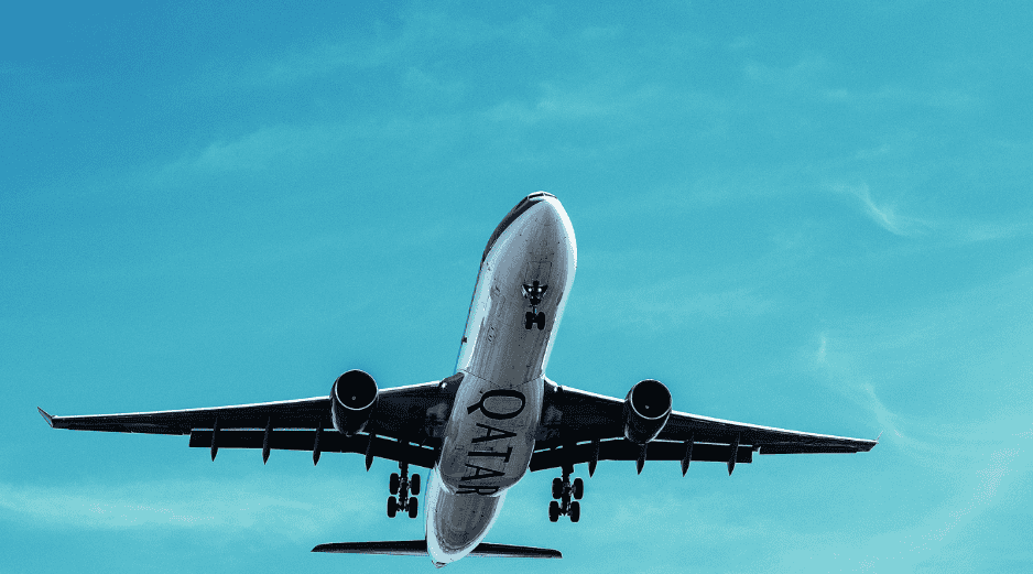 A nivel global, la guerra ha reconfigurado drásticamente las rutas de la aviación comercial, mientras que la mayoría de las aerolíneas occidentales han dejado de sobrevolar Rusia como consecuencia de las sanciones, compañías aéreas de países como China, así como aerolíneas de Medio Oriente continúan utilizando el espacio aéreo ruso para mantener rutas lucrativas que conectan Asia, Medio Oriente y América Latina. CANVA