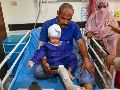 Un hombre acompaña a un niño que, según la prensa iraní, resultó herido en el ataque a una vivienda donde se celebraba una boda en la provincia de Kuhestak. AP/R. Poudat