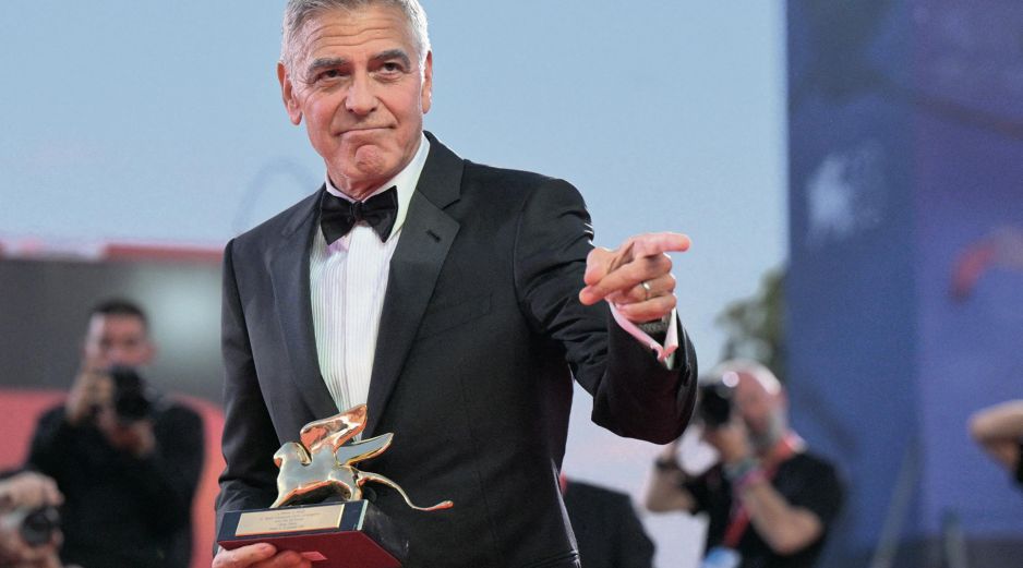 El actor y cineasta posa tras recibir el León de Oro a su trayectoria durante la ceremonia de inauguración del Festival Internacional de Cine de Venecia. AFP