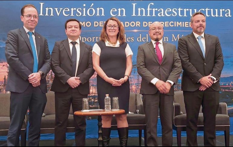 El director general de Petróleos Mexicanos, Juan Carlos Carpio Fragoso, posa tras participar en el Foro Inversión en Infraestructura como Detonador de Crecimiento, Oportunidades del Plan México. EL UNIVERSAL